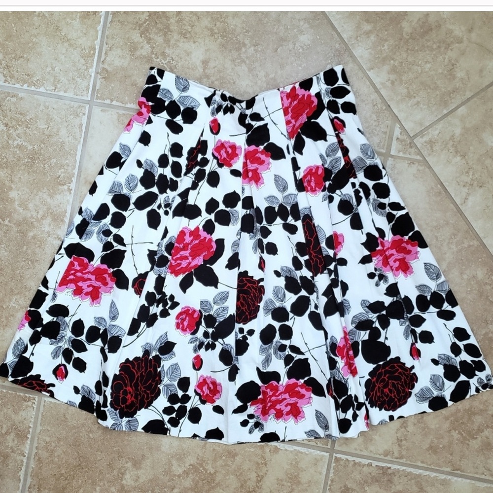 Sunny Leigh Pleated Flower Skirt Size 2 excellent condition